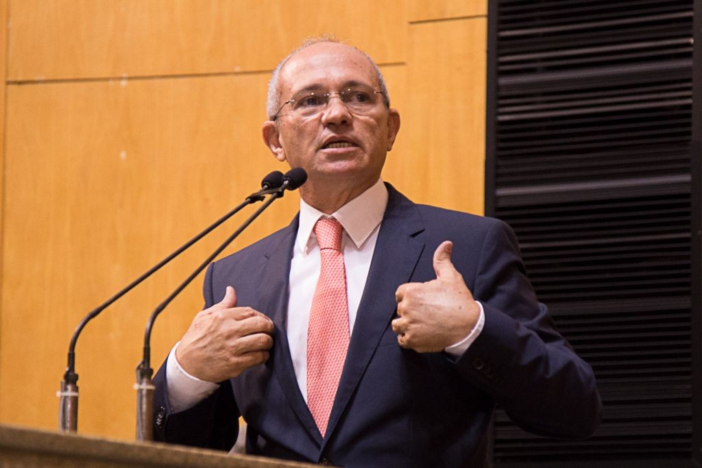 Paulo Hartung busca espaço no tabuleiro político capixaba