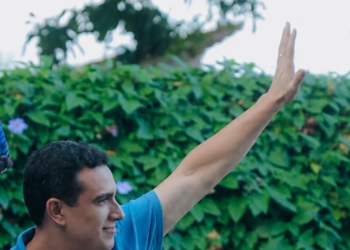 Erick Musso reforça presença política em caminhada na Serra