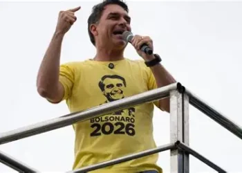 Flávio Bolsonaro aparece à frente de Lula em nova pesquisa
