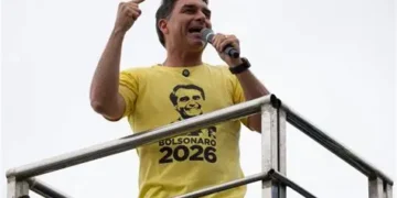 Flávio Bolsonaro aparece à frente de Lula em nova pesquisa