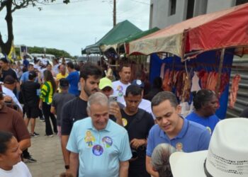 Lorenzo Pazolini visita feira de Guriri ao lado de Guerino