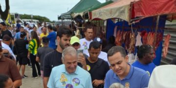 Lorenzo Pazolini visita feira de Guriri ao lado de Guerino