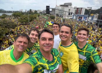 Flávio Bolsonaro e Nikolas Ferreira reforçam ato pró-Pazolini