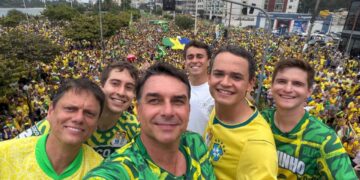 Flávio Bolsonaro e Nikolas Ferreira reforçam ato pró-Pazolini