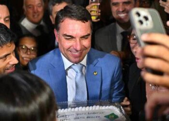 Flávio Bolsonaro mantém foco em votos no segundo turno