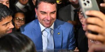 Flávio Bolsonaro mantém foco em votos no segundo turno