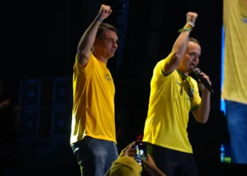 Flávio Bolsonaro participa de ato pró-Pazolini no ES